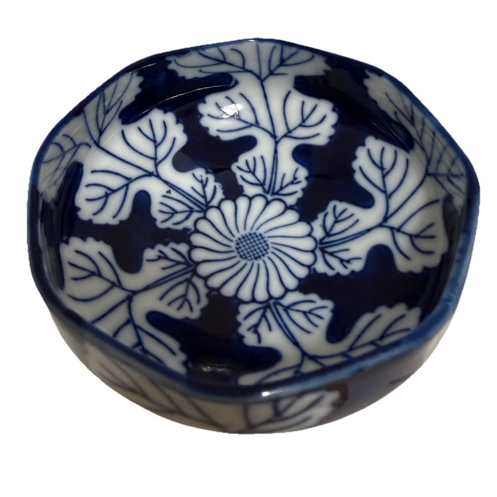 Blue And White Sometsuke Chrysanthemum Japanese‎  Bowl 5.25 Inches Diameter
